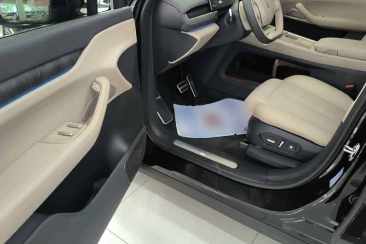 Used Nio ES8 2023 75 kWh Driver Seat