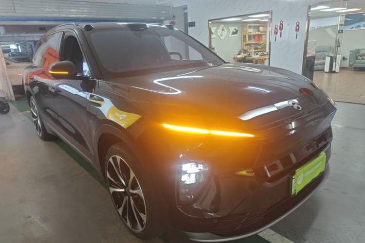 Used Nio ES8 2023 100kWh Signature Edition Front Right 45 Deg