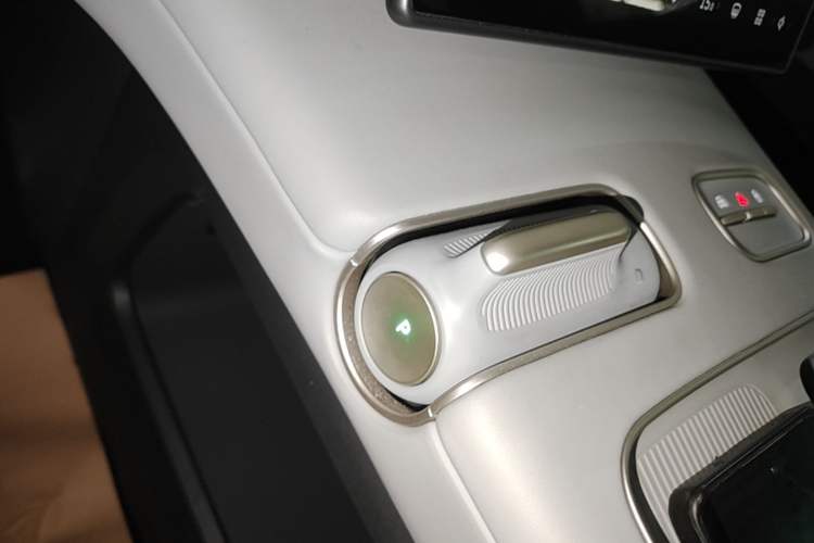 Used Nio ES8 2023 75 kWh Executive Edition Gear Lever