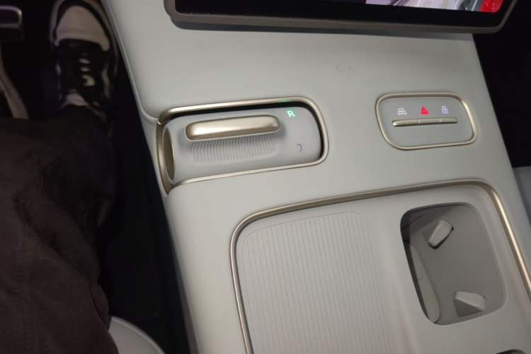 Used Nio ES8 2023 75 kWh Gear Lever