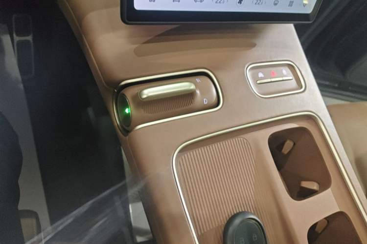 Used Nio ES8 2023 75 kWh Executive Edition Gear Lever