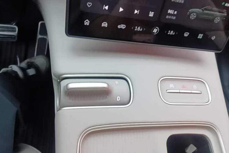Used Nio ES8 2023 75 kWh Executive Edition Gear Lever