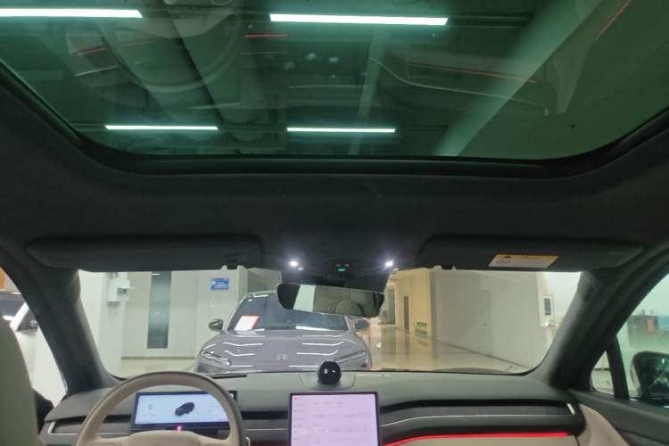 Used Nio ES8 2023 75 kWh Headliner