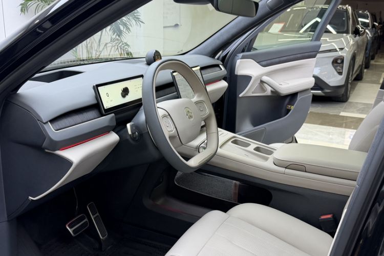 Used Nio ES8 2023 75 kWh Interior 2