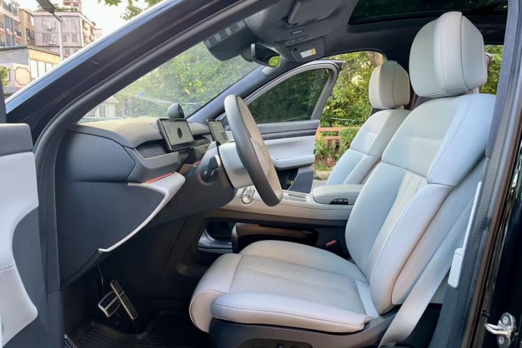 Used Nio ES8 2023 75 kWh Executive Edition Interior 3