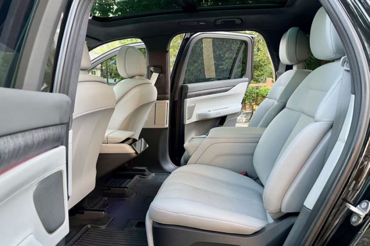 Used Nio ES8 2023 75 kWh Executive Edition Interior 4