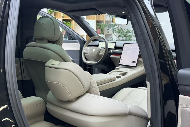 Used Nio ES8 2023 75 kWh Interior 6