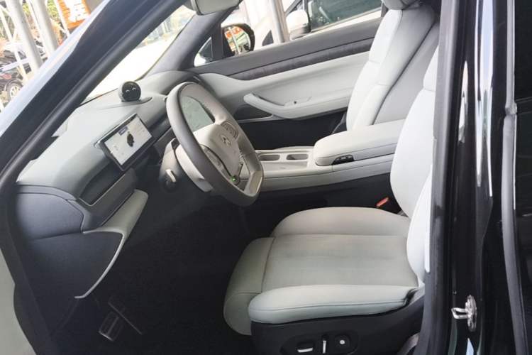 Used Nio ES8 2023 75 kWh Executive Edition Left Front Seat