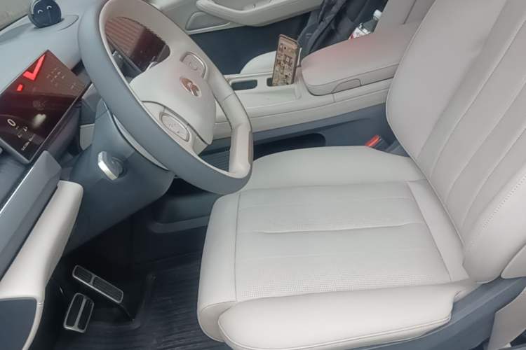 Used Nio ES8 2023 75 kWh Executive Edition Left Front Seat