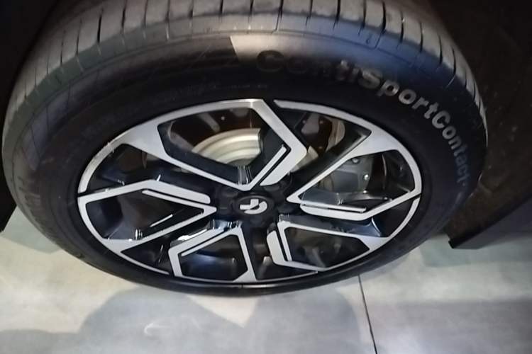 Used Nio ES8 2023 75 kWh Left Front Wheel Hub