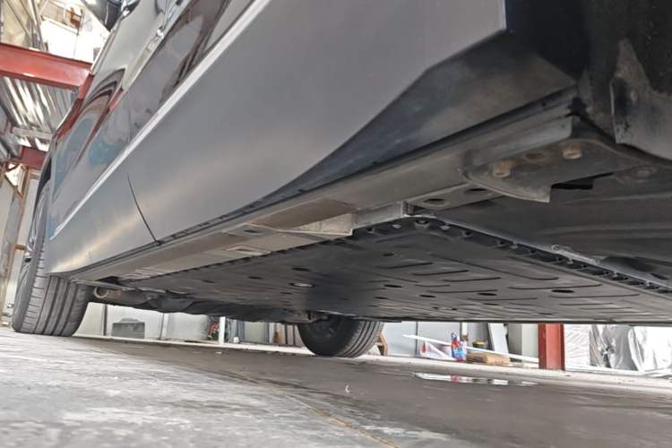 Used Nio ES8 2023 75 kWh Left Side Sill