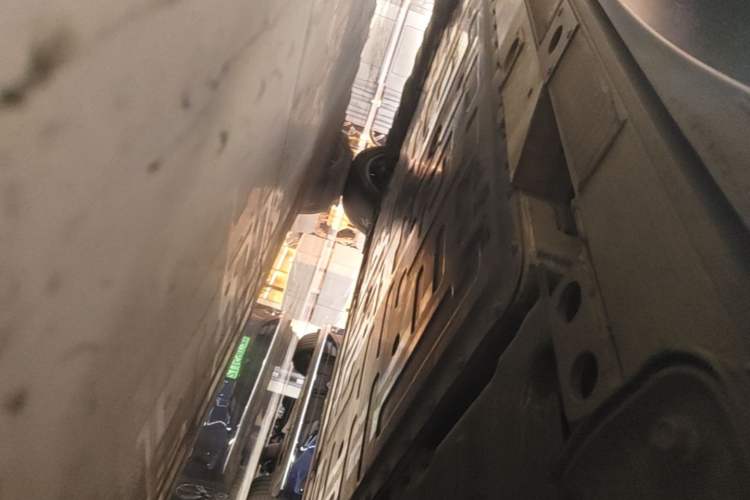 Used Nio ES8 2023 75 kWh Left Side Sill