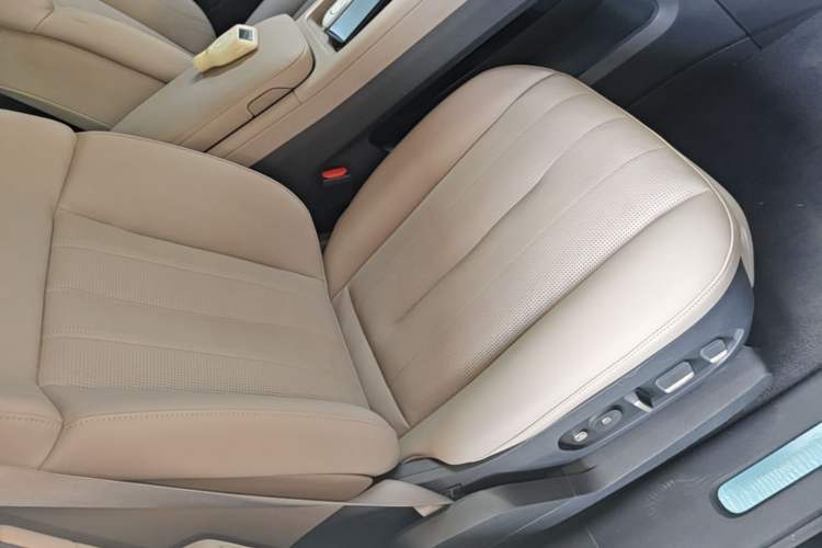 Used Nio ES8 2023 75 kWh Right Front Seat