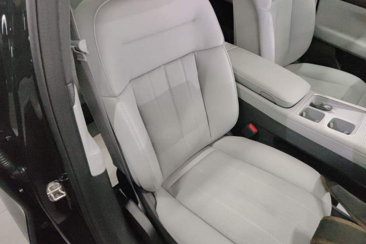 Used Nio ES8 2023 75 kWh Right Front Seat