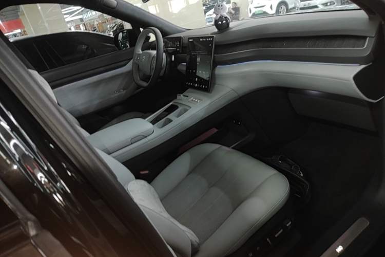 Used Nio ES8 2023 75 kWh Executive Edition Right Front Seat