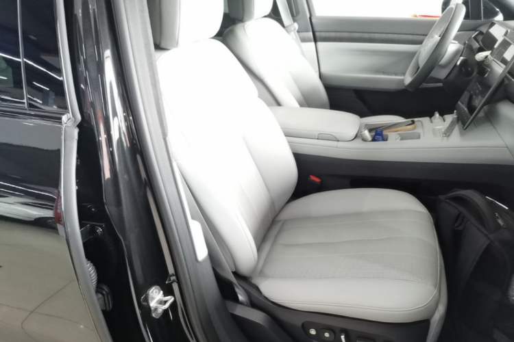 Used Nio ES8 2023 75 kWh Executive Edition Right Front Seat