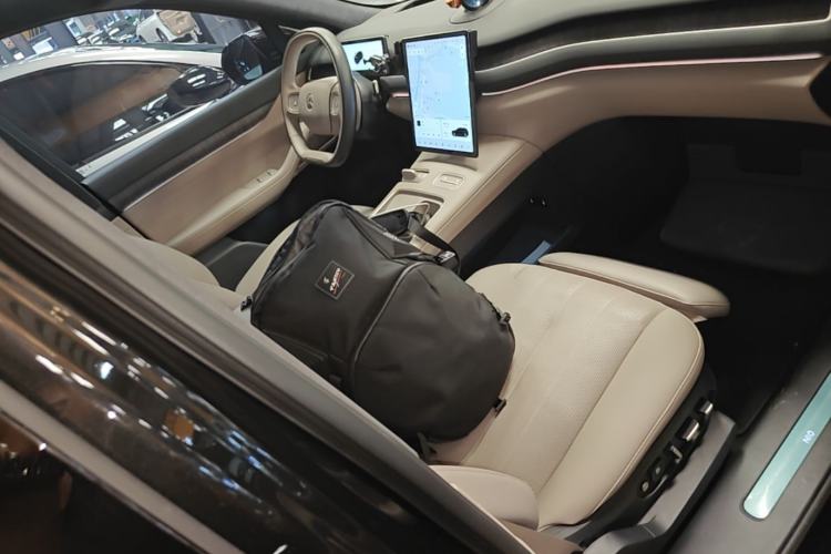 Used Nio ES8 2023 75 kWh Right Front Seat