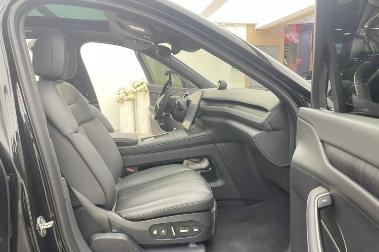 Used Nio ES8 2023 75 kWh Executive Edition Right Front Seat