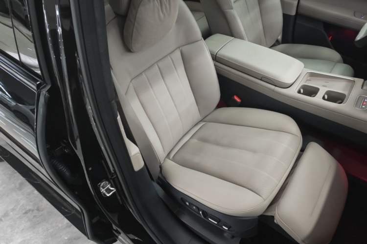 Used Nio ES8 2023 75 kWh Right Front Seat