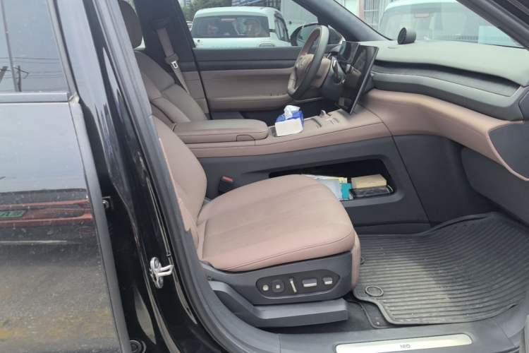 Used Nio ES8 2023 75 kWh Right Front Seat