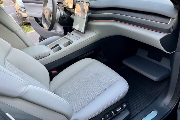Used Nio ES8 2023 75 kWh Executive Edition Right Front Seat