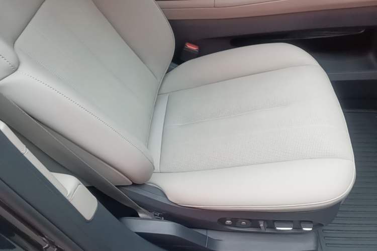Used Nio ES8 2023 75 kWh Executive Edition Right Front Seat