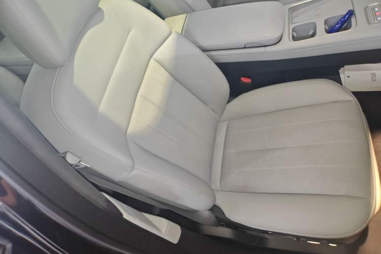 Used Nio ES8 2023 75 kWh Executive Edition Right Front Seat