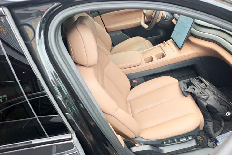 Used Nio ES8 2023 75 kWh Right Front Seat