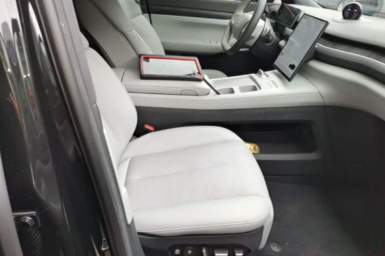 Used Nio ES8 2023 75 kWh Executive Edition Right Front Seat