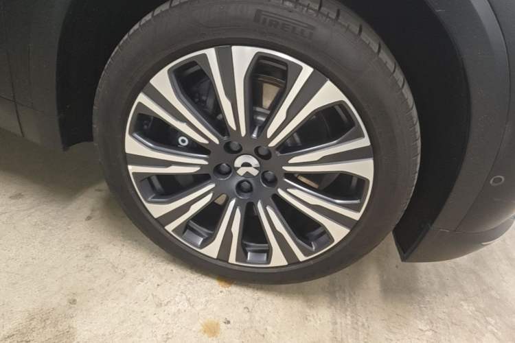Used Nio ES8 2023 75 kWh Right Front Wheel Hub