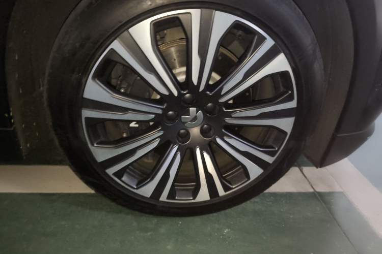 Used Nio ES8 2023 75 kWh Executive Edition Right Front Wheel Hub