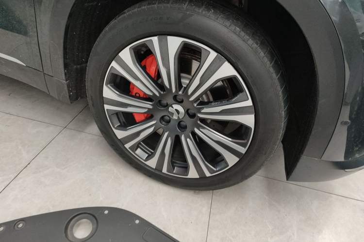 Used Nio ES8 2023 75 kWh Right Front Wheel Hub