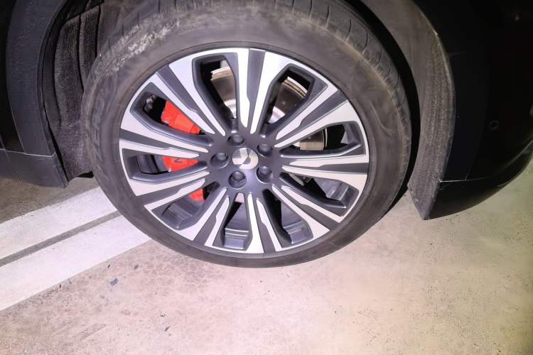 Used Nio ES8 2023 75 kWh Executive Edition Right Front Wheel Hub