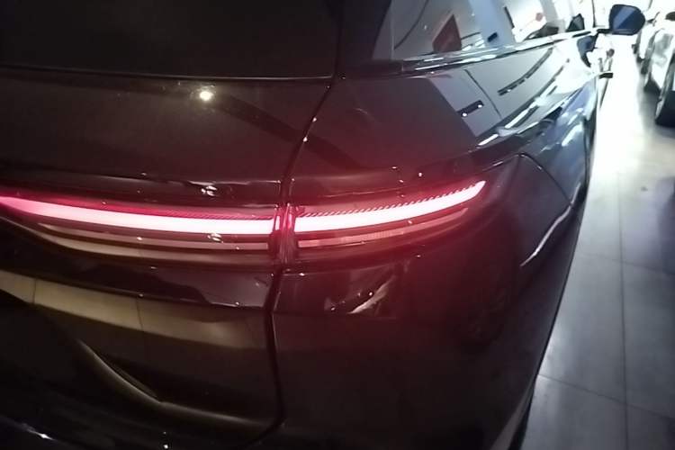 Used Nio ES8 2023 75 kWh Right Rear Taillight