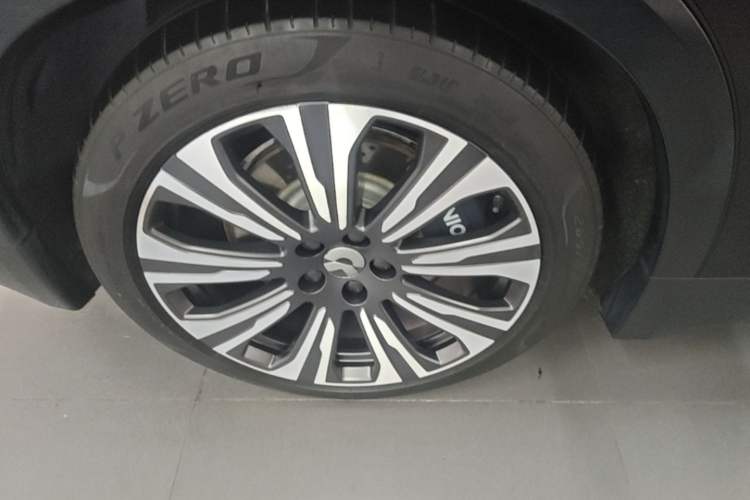 Used Nio ES8 2023 75 kWh Executive Edition Right Rear Wheel Hub
