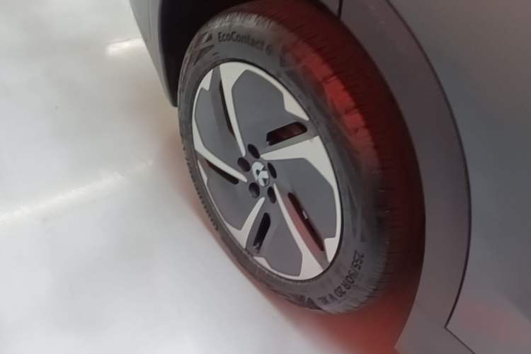Used Nio ES8 2023 75 kWh Executive Edition Right Rear Wheel Hub