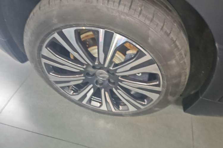Used Nio ES8 2023 75 kWh Executive Edition Right Rear Wheel Hub