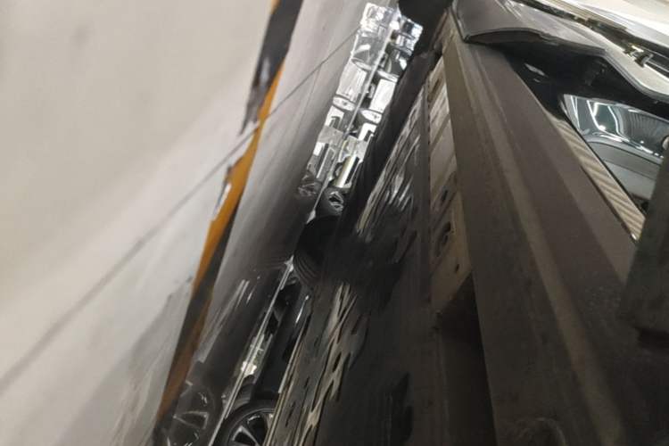 Used Nio ES8 2023 75 kWh Right Side Sill