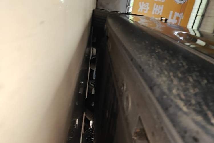Used Nio ES8 2023 75 kWh Right Side Sill
