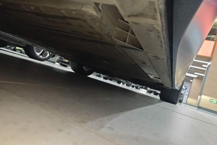 Used Nio ES8 2023 75 kWh Executive Edition Right Side Sill
