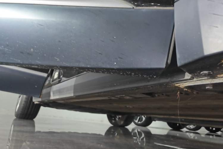 Used Nio ES8 2023 75 kWh Right Side Sill