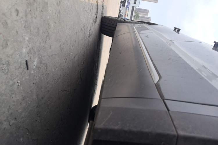 Used Nio ES8 2023 75 kWh Right Side Sill