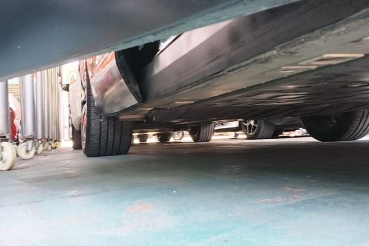 Used Nio ES8 2023 75 kWh Executive Edition Right Side Sill