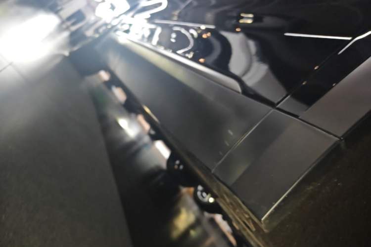 Used Nio ES8 2023 75 kWh Executive Edition Right Side Sill