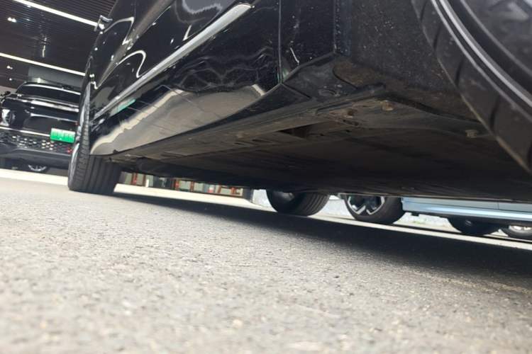 Used Nio ES8 2023 75 kWh Right Side Sill