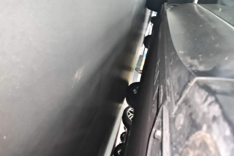 Used Nio ES8 2023 75 kWh Right Side Sill