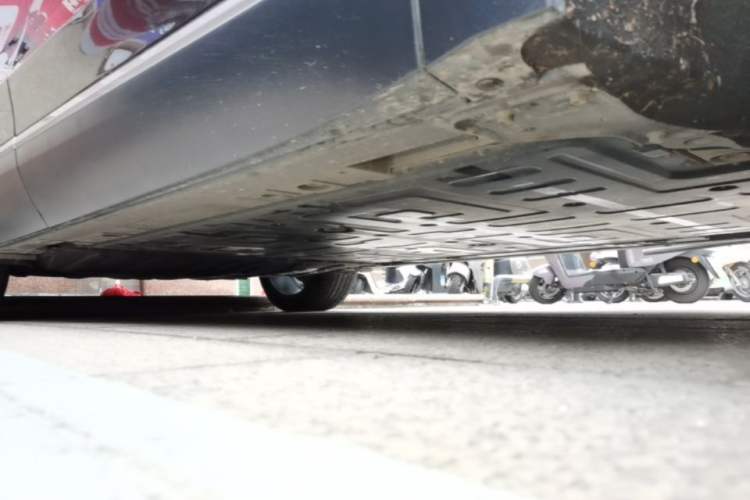 Used Nio ES8 2023 75 kWh Executive Edition Right Side Sill