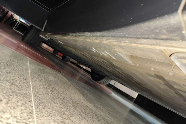 Used Nio ES8 2023 75 kWh Right Side Sill