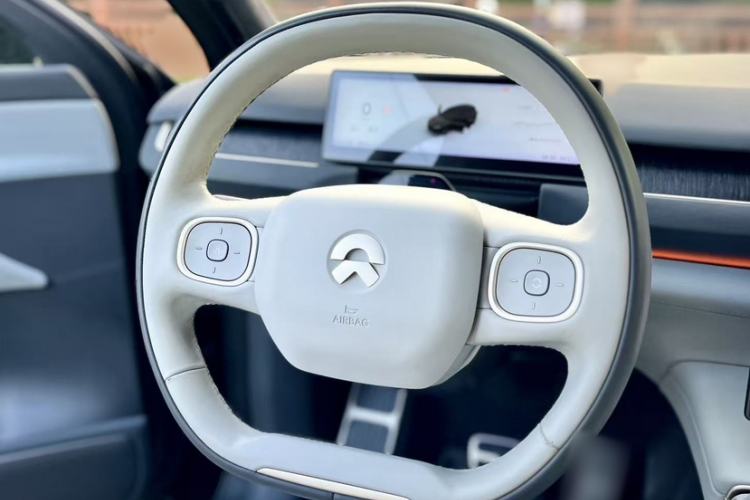 Used Nio ES8 2023 75 kWh Executive Edition Steering Wheel