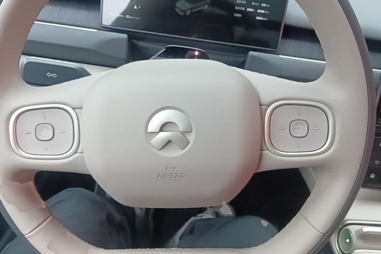 Used Nio ES8 2023 75 kWh Executive Edition Steering Wheel